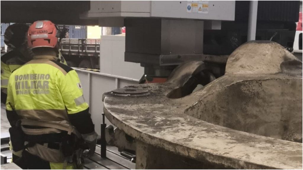 Trabalhador morre após ser puxado por máquina de cortar metais em Betim, na Grande BH