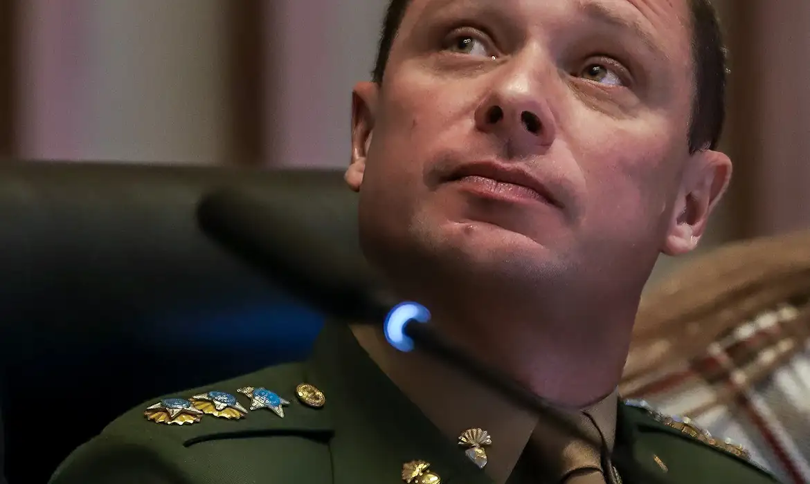 Cid reafirma que Bolsonaro leu minuta golpista durante reunião