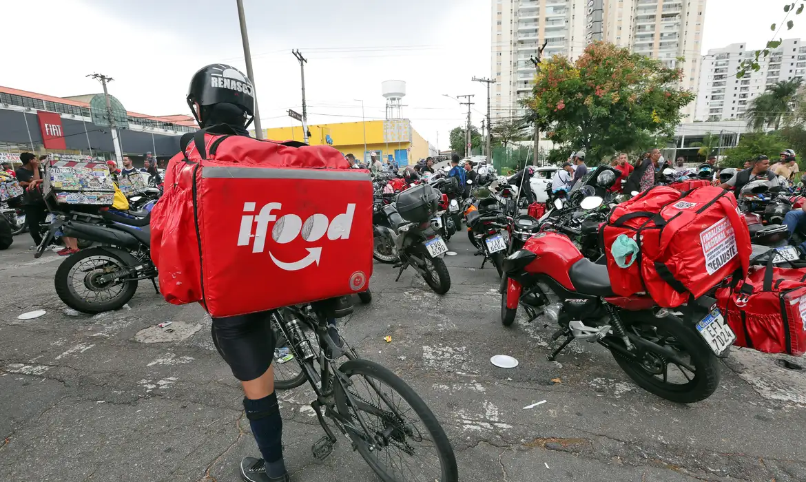 Lei do Rio de Janeiro obriga aplicativos a dar mochilas a entregadores