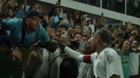 Neymar discute com torcedor depois de derrota do Santos para o Inter na Vila;