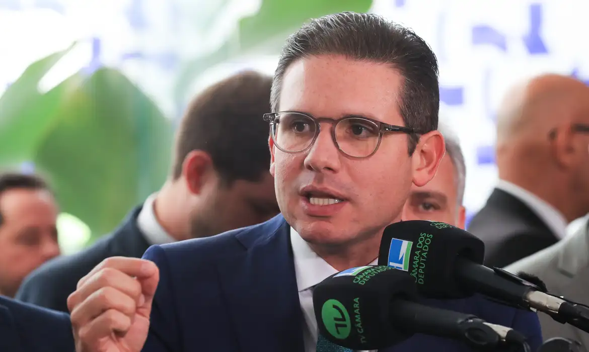 Hugo Motta critica sanções estrangeiras a membros dos Três Poderes