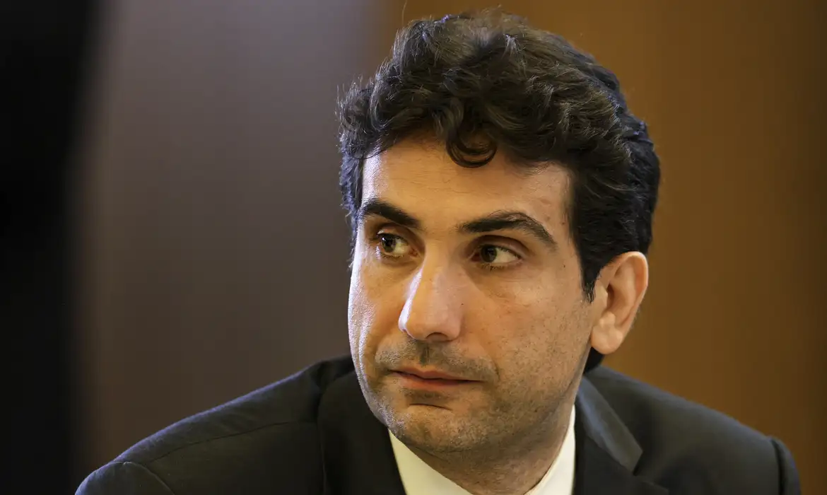 Pix deve permanecer sob gestão pública, diz Galípolo