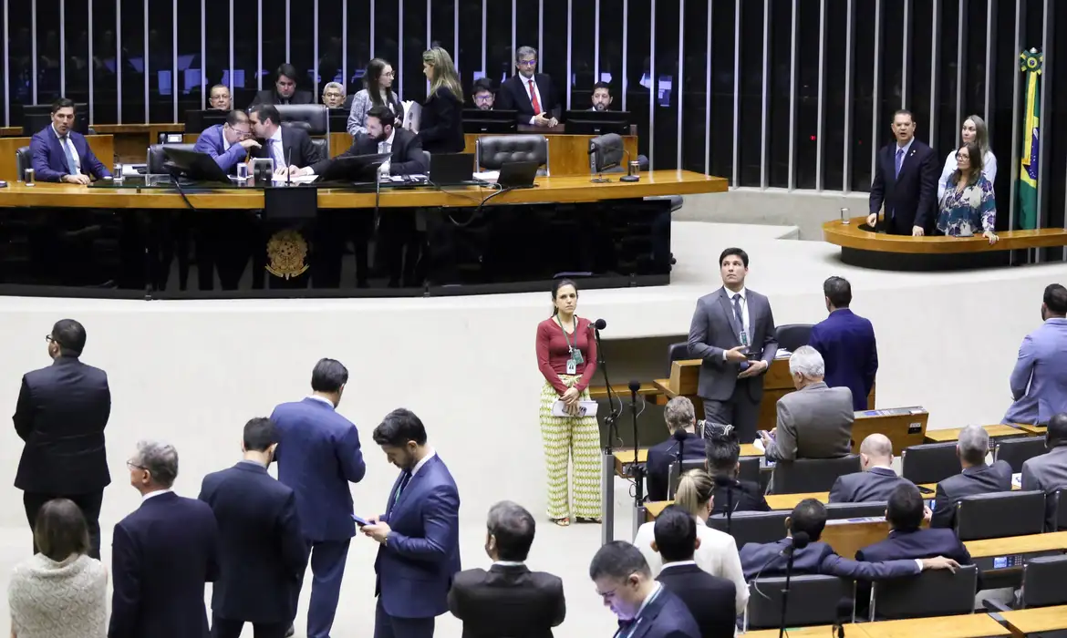 Câmara aprova bônus para servidor do INSS por revisão de benefícios