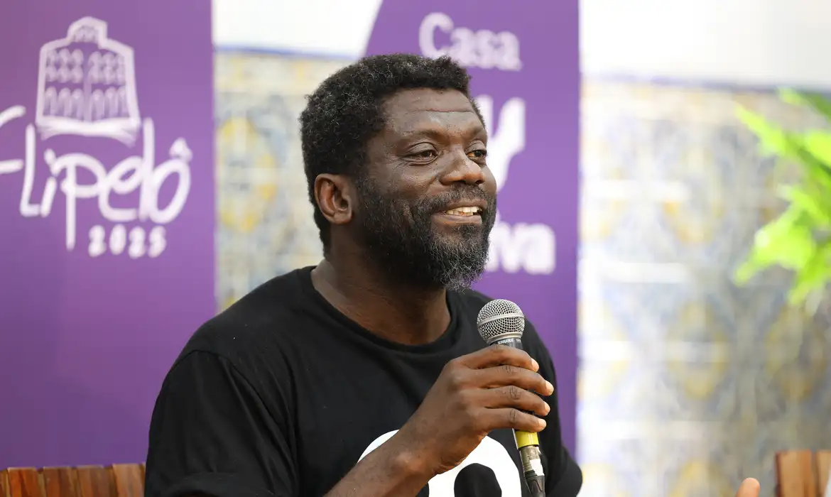 Escritor marfinense compara situação de Gaza com violência colonial