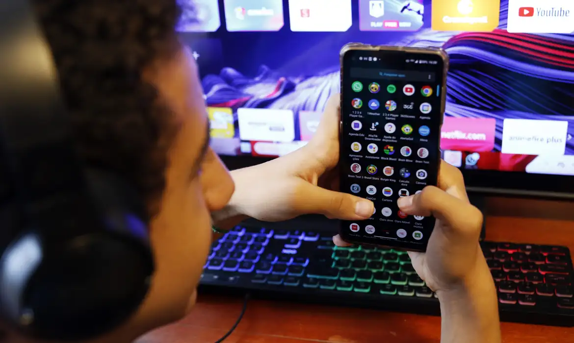 Especialistas alertam que crianças não podem ser "produto" das redes