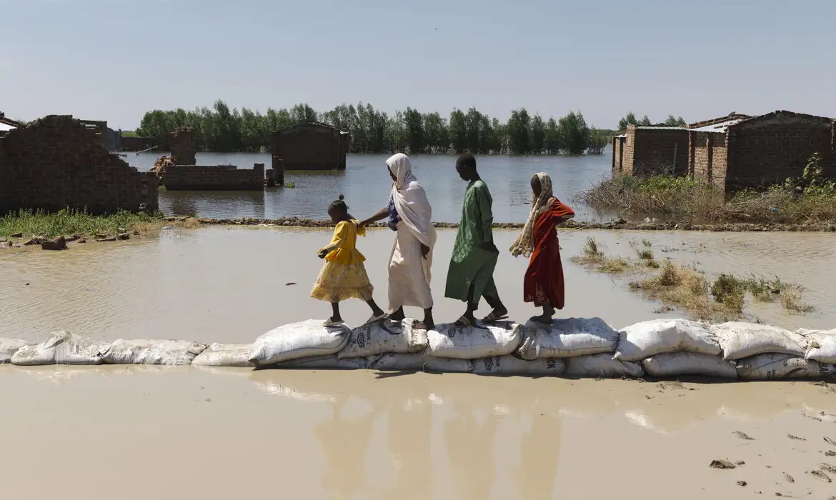 Exposição em São Paulo mostra eventos climáticos na vida de refugiadas